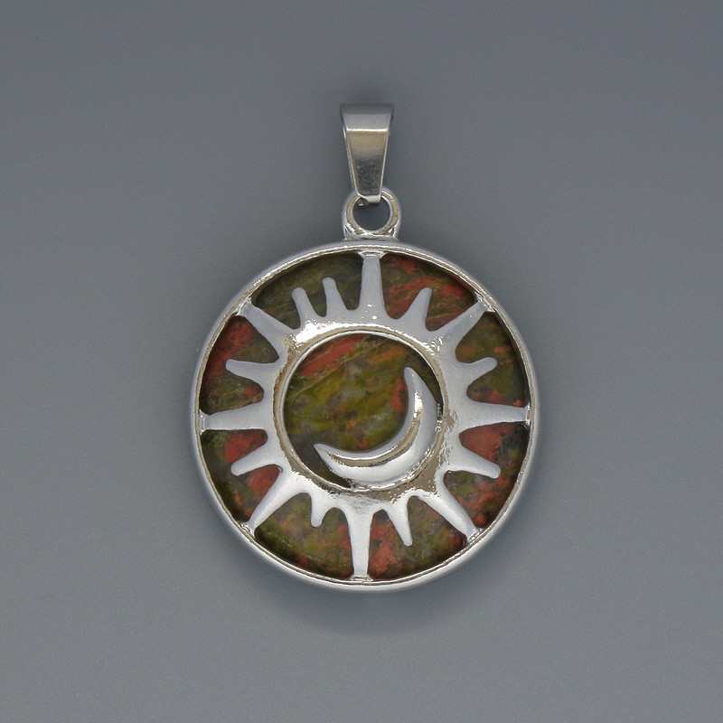 Pandantiv Soarele din jasper heliotrop, diametrul de 27 mm, lungimea 37 mm, în montură argintie