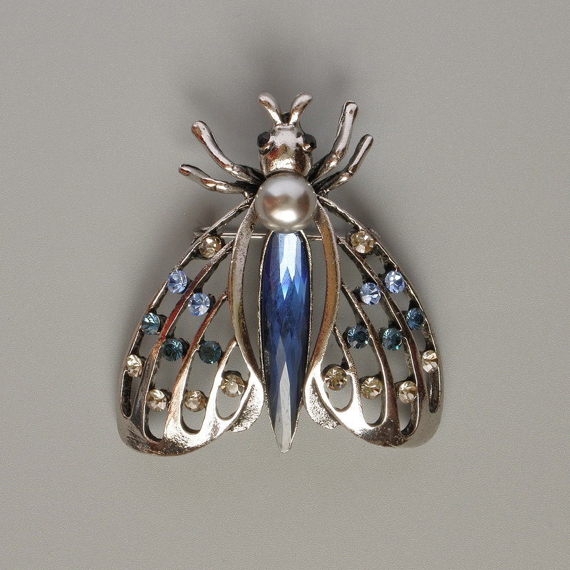 Broșă-pandantiv «Fluture» cu cristal albastru, strasuri colorate, metal argintiu 44×48 mm