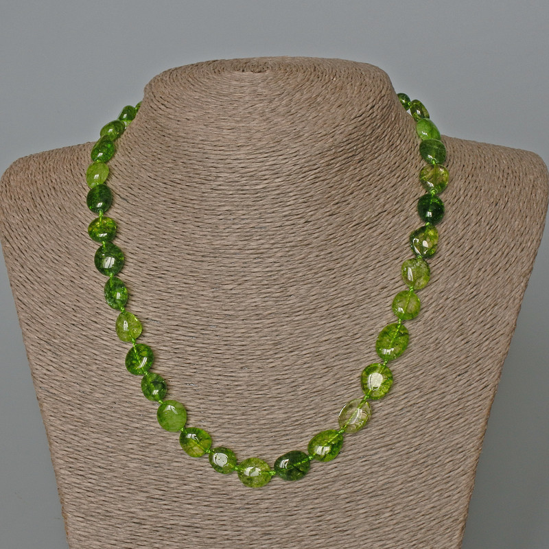 Colier din cristal verde, nuanțat sub cromodiopsid, cu tăietură facetată, diametrul 10×12 mm, lungime aproximativă 49 cm