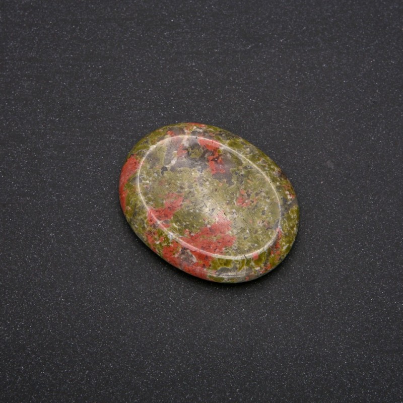 Unealtă gua sha pentru față din piatră naturală Unakit (jasper), 45,5 × 35,5 mm