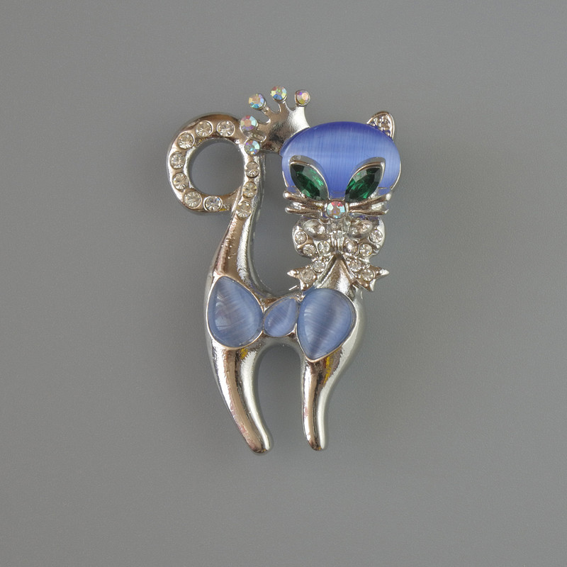 Broșă-pendant în formă de pisică, ochi de pisică albaștri, cristale verzi, strasuri roz și albe, metal argintiu 28×43 mm