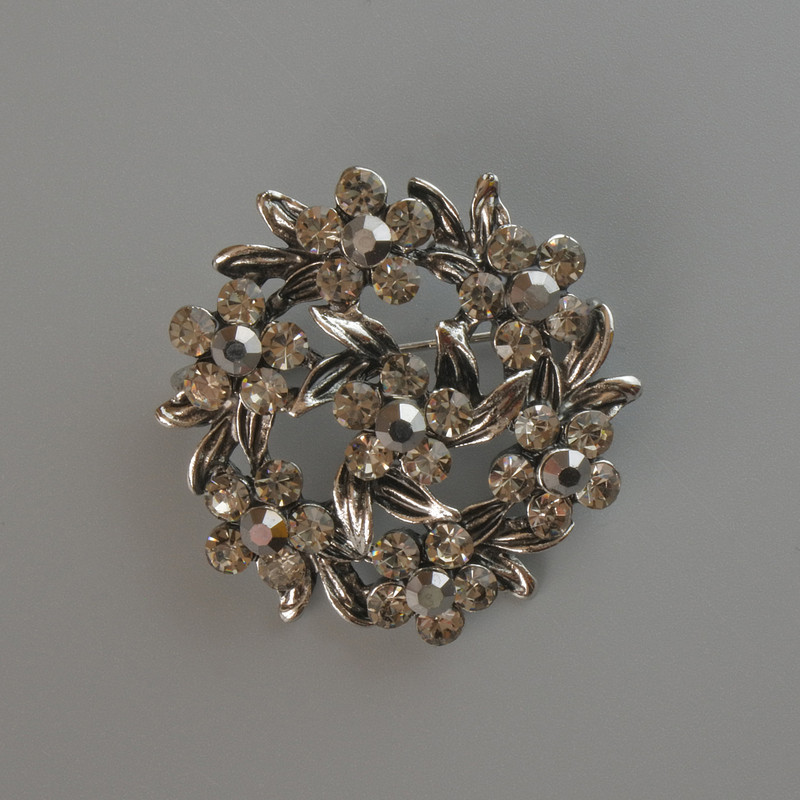 Broșă Floare cu strasuri gri, metal argintiu 37×37 mm