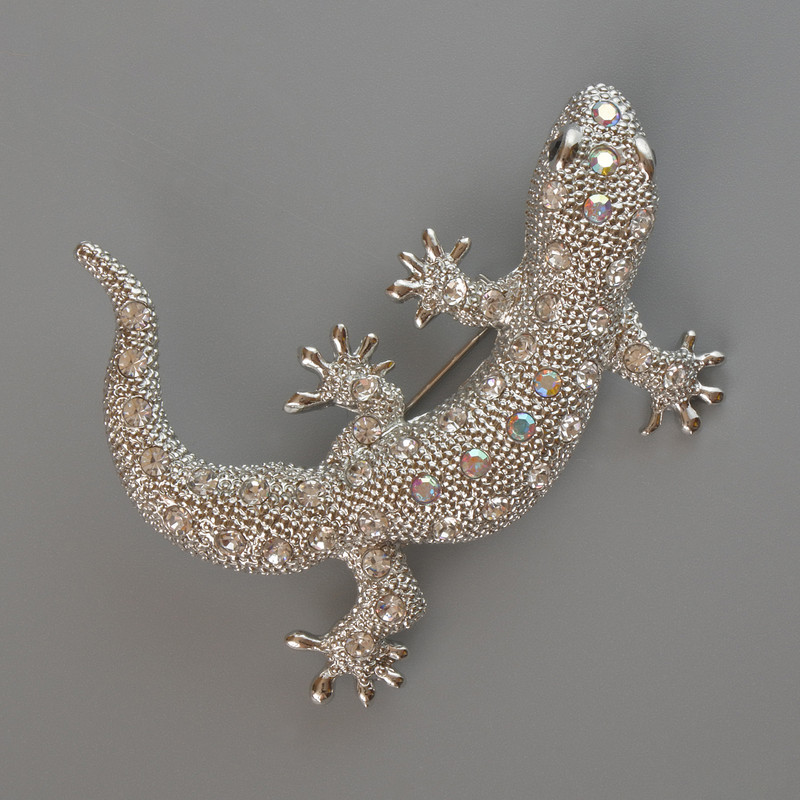 Broșă-pandantiv șopârlă cu cristale albe și roz, metal alb-argintiu deschis 54x46 mm