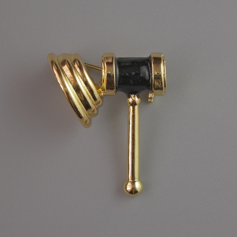 Broșă Ciocanul judecătorului, email negru, metal auriu 23×28 mm