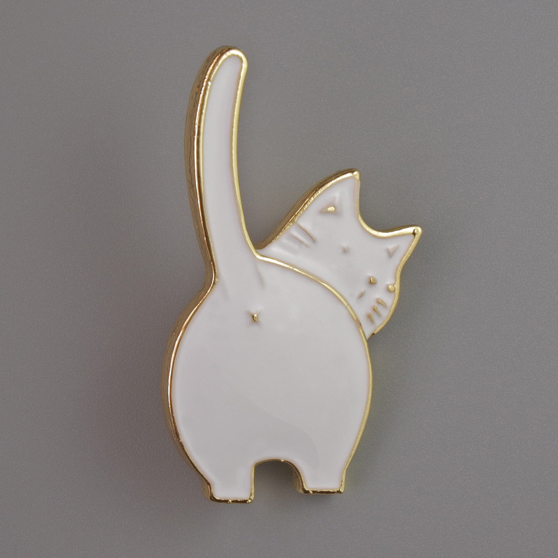 Broșă Pisicuță email alb, metal auriu 37×20 mm