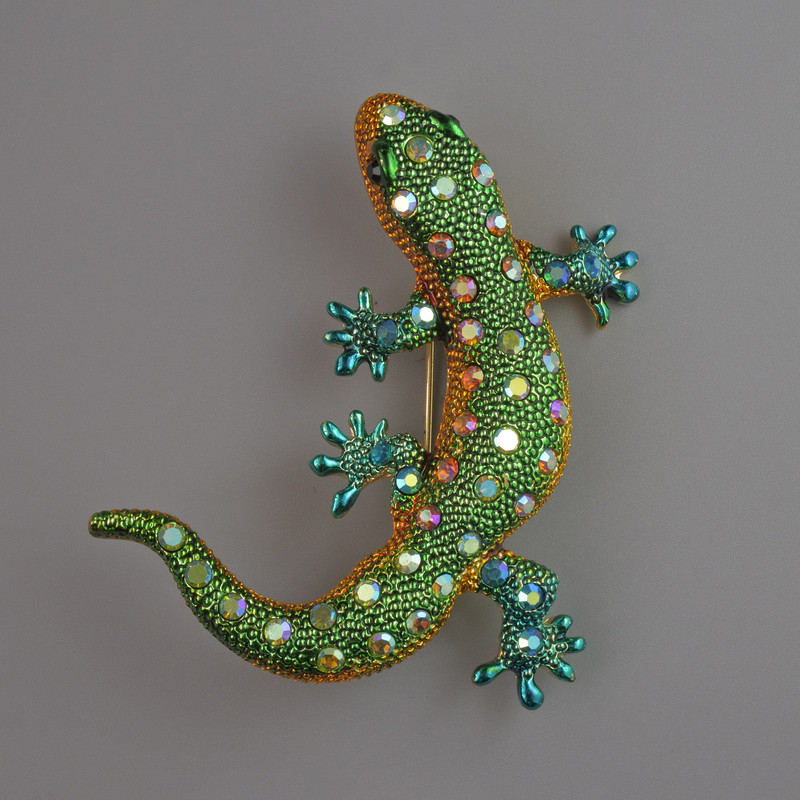 Broșă-pendentă Șopâră verde și galben email, strasuri roz și verzi, metal auriu 54×46 mm