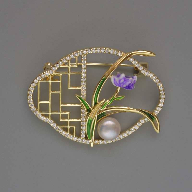 Broșă Floare cu strasuri albe și mărgea, email verde și mov, 31x42 mm, metal auriu