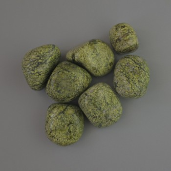 Piatră naturală decorativă Serpentinită – galetă cu diametrul 19×17 mm (+/-), ambalaj 100 g