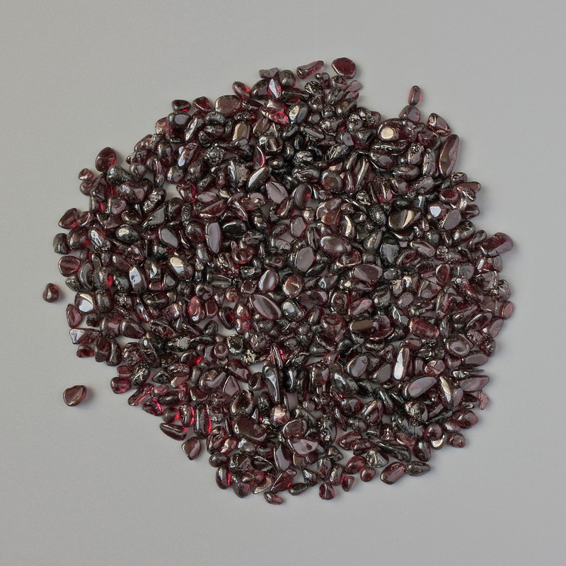 Cioburi de piatră granat, fără gaură, diametrul 2-6×2-4 mm ± (preț pentru 100 g)