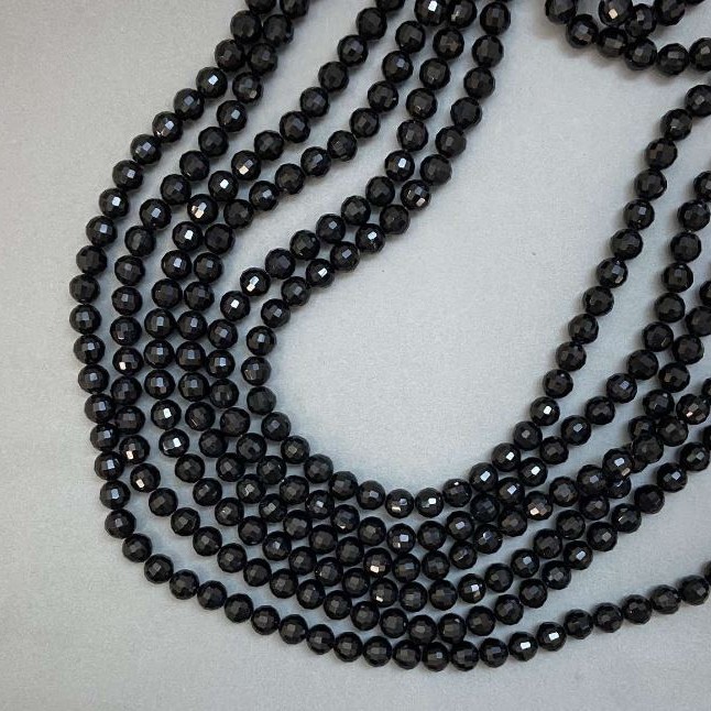 Mărgele din cristal ceh pe fir negru mat, bile tăiate, diametrul 8 mm, lungimea 50–51 cm