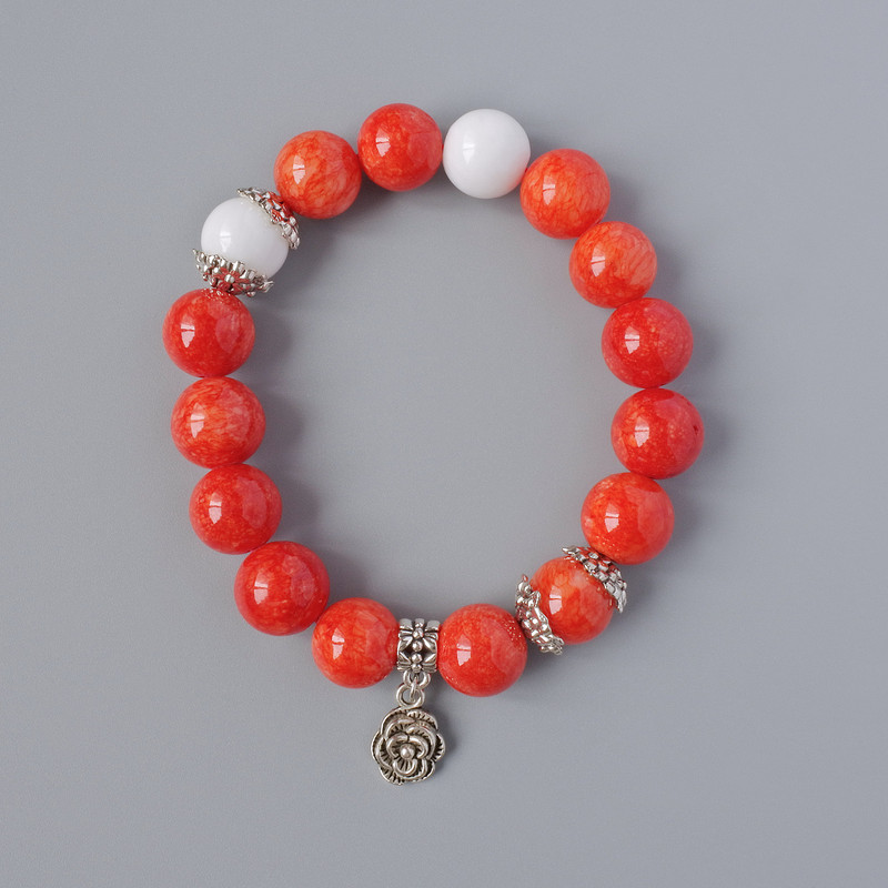 Brățară din coral artificial (acrilic) și agată alb presat, diametrul 12 mm +/-, lungimea 18 cm +/- (elastic) cu inserții metalice