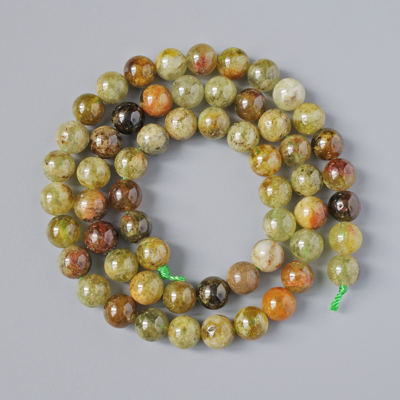 Mărgele din grosular (granat verde), piatră naturală, bile sferice netede, diametrul de 7 mm ±, lungimea de 38 cm ±, pe șnur