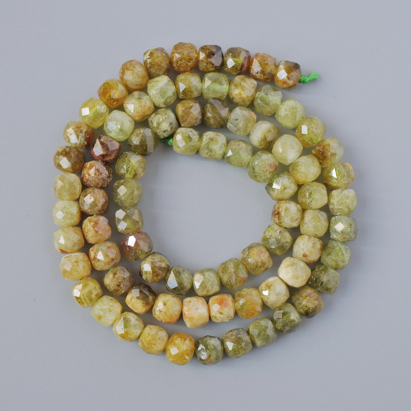 Mărgele Grosular (grenat verde) – piatră naturală tăiată cub, diametrul aproximativ 6 mm, lungimea aproximativ 38 cm, pe șnur