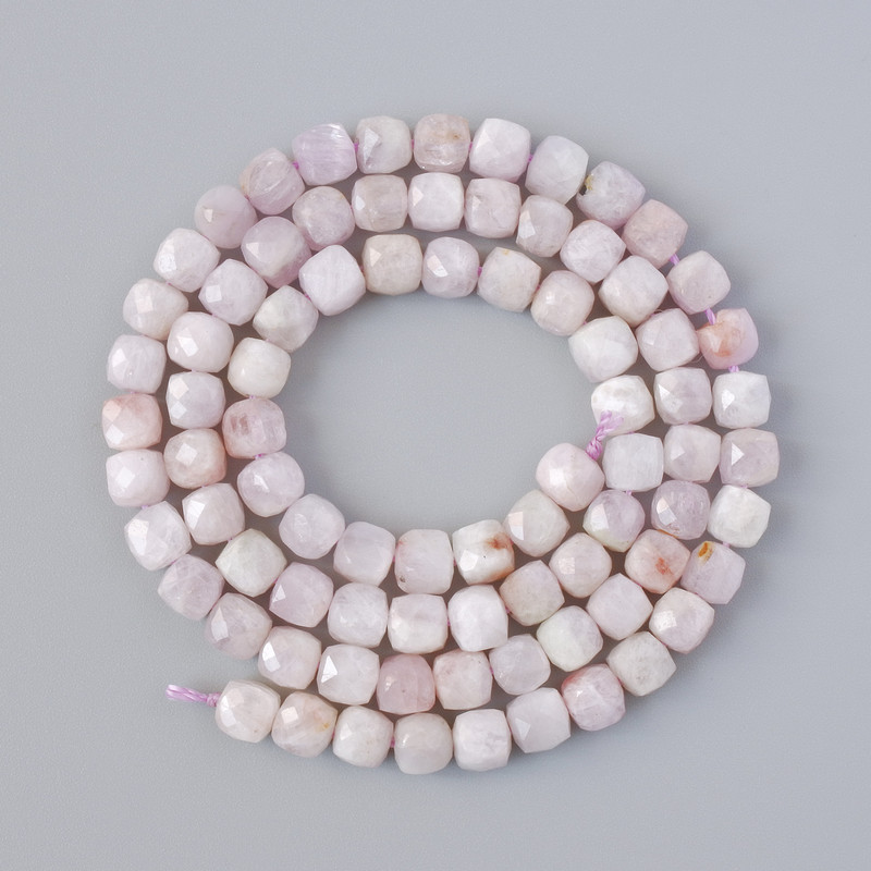 Mărgele din kunzit, piatră naturală, cuburi tăiate, diametrul 4–5 mm, lungimea 39 cm, pe șnur