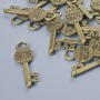 Furnitură pandantiv „Cheie”, diametrul 26×8 mm, diametrul găurii 3,5 mm, ambalaj 16 bucăți ±, culoare bronz metalic