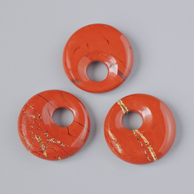 Pandantiv în formă de gogoșă din jasper roșu, piatră naturală, diametrul 18x5 mm ±, diametrul găurii 5 mm ±