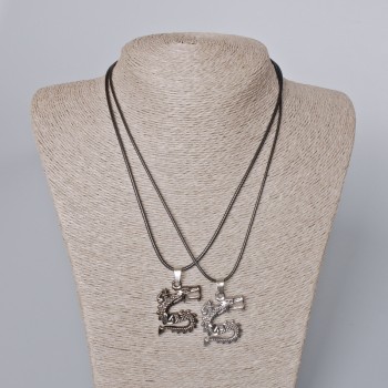 Pandantive pereche „Dragon” email negru și metal argintiu 33x26 mm, lungime 45-50 cm