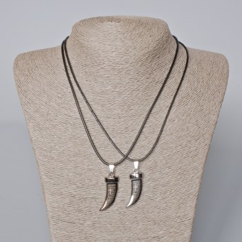 Pandantive pereche «Colț» email negru și metal argintiu 35×12 mm, lungime 45–50 cm