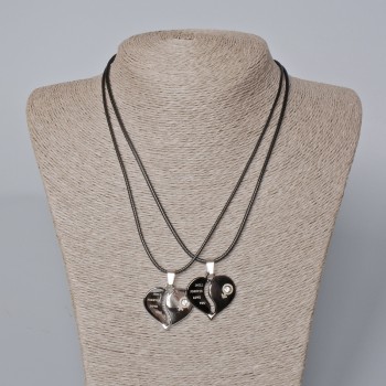 Pandantive pereche „Inimă” email negru, metal argintiu și cristal alb 27x28mm + -, lungime 45-50 cm+