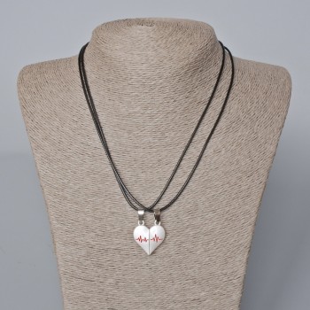 Pandantive pereche «Inimă» pe magnet, email roșu și alb 24×22 mm + -, lungime 45–50 cm+