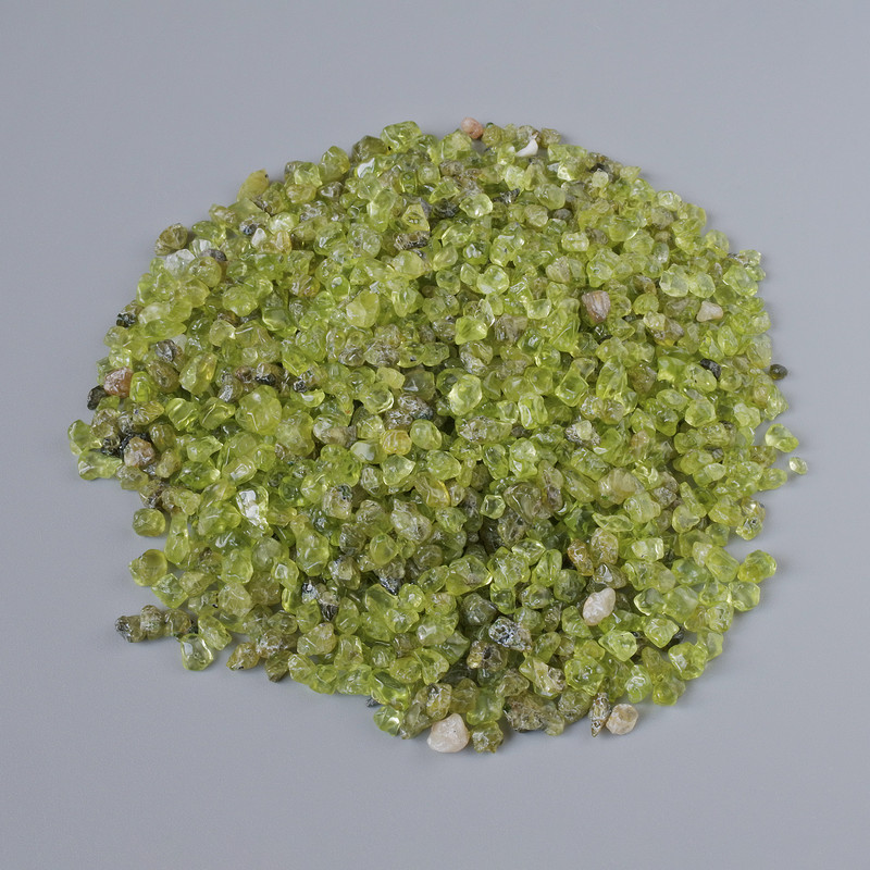 Furnituri pentru bijuterii hrizolit – cioburi de piatră fără gaură, piatră naturală, diametrul 4 mm, ambalaj 100 g