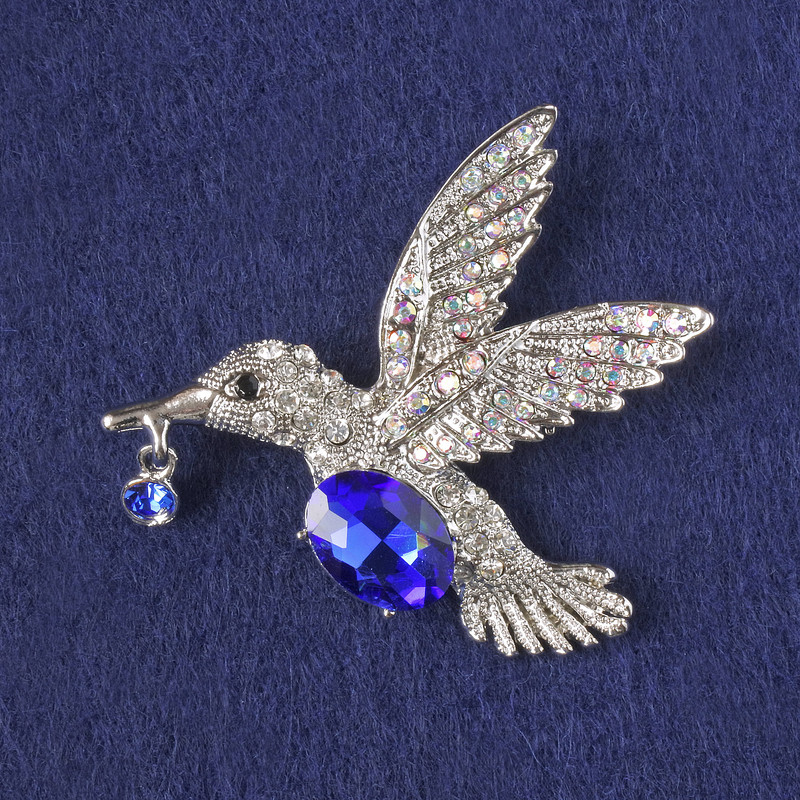 Broșă-pendentă Pasăre Colibri, cristal albastru, strasuri cu efect schimbător de culoare (chameleon), metal argintiu 47x52mm+