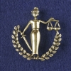 Broșă-pandantiv «Zeița Dreptății Themis», metal auriu închis 44×39 mm+