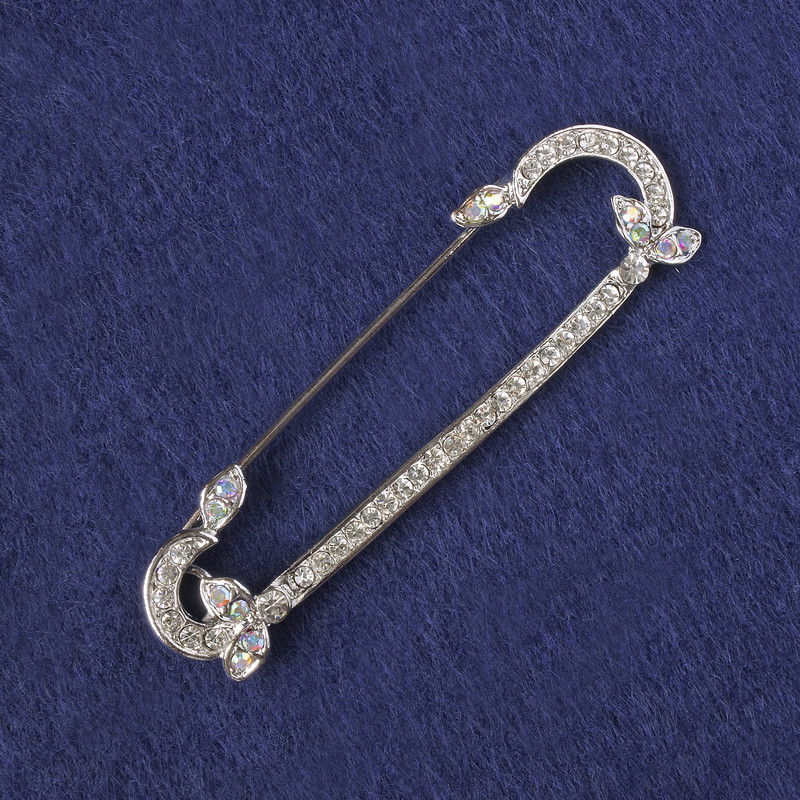 Broșă-ace cu strasuri albe și chameleon roz, metal argintiu 69x19mm+