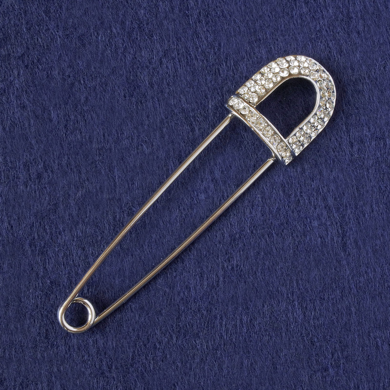 Broșă-pin cu paiete albe, metal argintiu 80x20mm+
