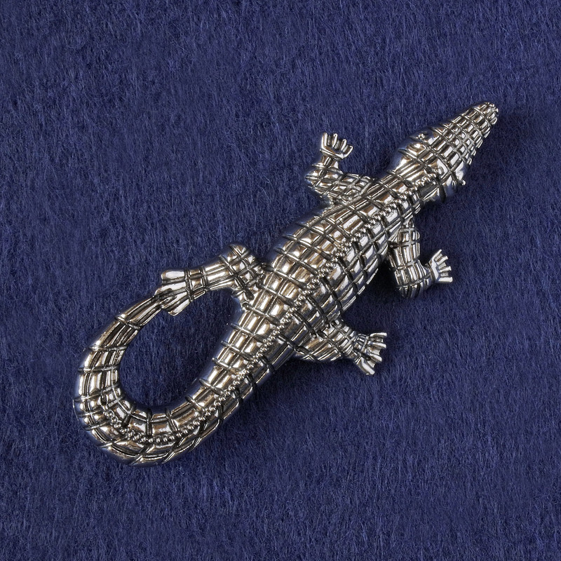 Broșă-pandantiv Crocodil din metal argintiu