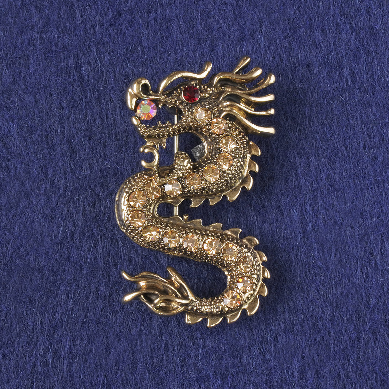 Broșă-colier Dragon cu strasuri galbene, metal auriu 40x23 mm +