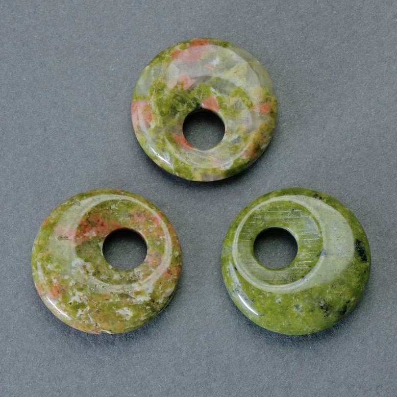 Pandantiv în formă de inel (donut) din jasmă heliotrop, piatră naturală, diametrul 18x5 mm ±, diametrul găurii 5 mm ±