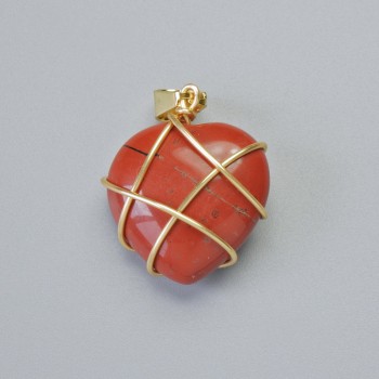 Pandantiv „Inimă” din jasper roșu, în împletire aurie, diametrul 20x20 mm +/-, lungime 30 mm +/-