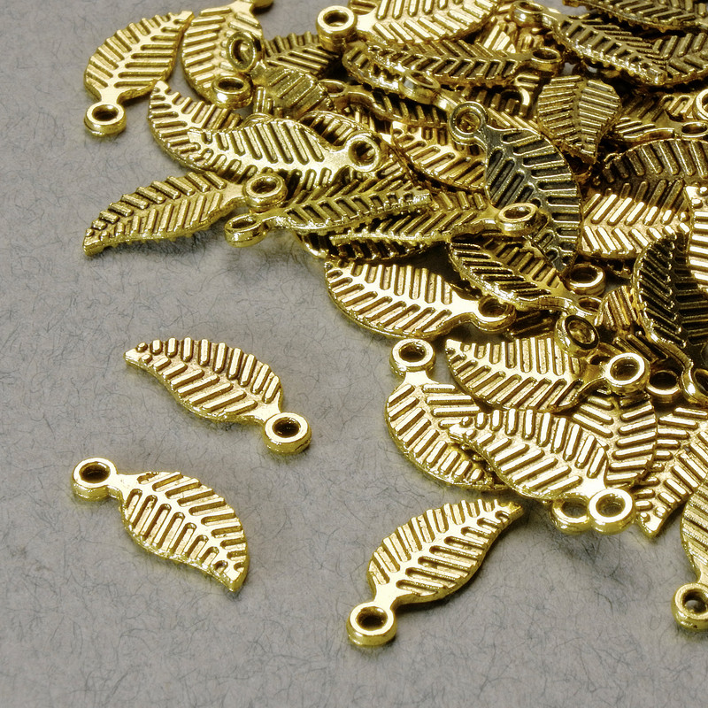 Furnitură pandantiv «Frunză», diametru 14×6 mm, diametrul găurii 1,5 mm, culoare aurie a metalului, ambalaj 60 bucăți, aproximativ 20 g
