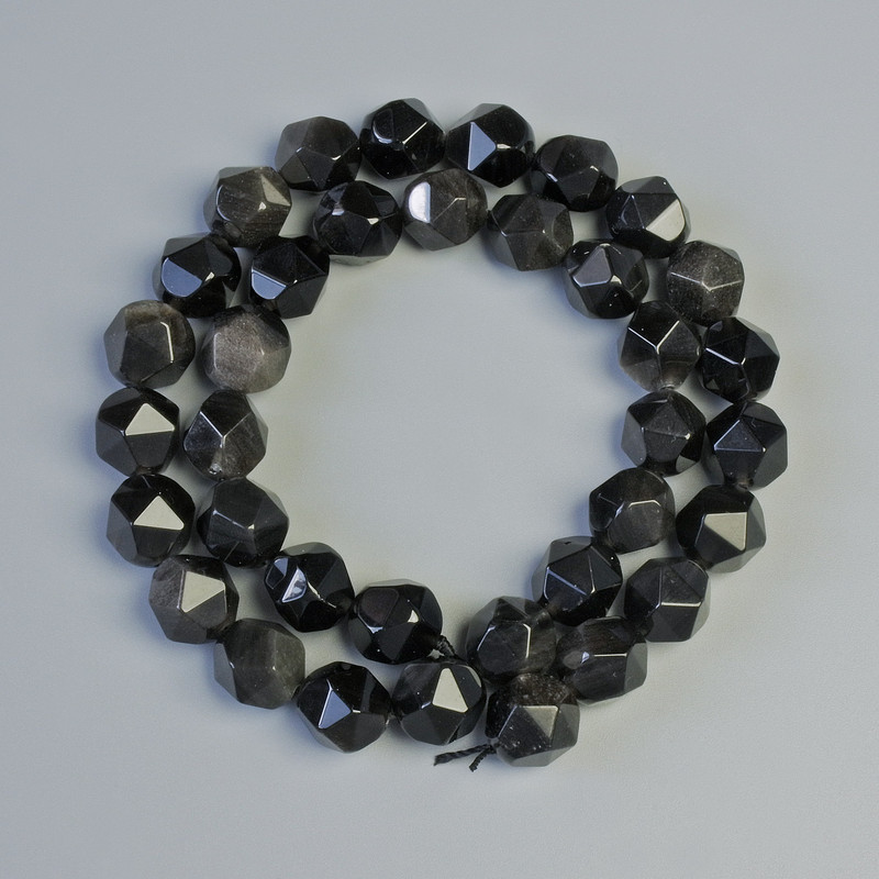 Mărgele din obsidian argintiu natural, formă multifacetată, diametrul 8,5×10 mm, lungime 36 cm +- pe șnur