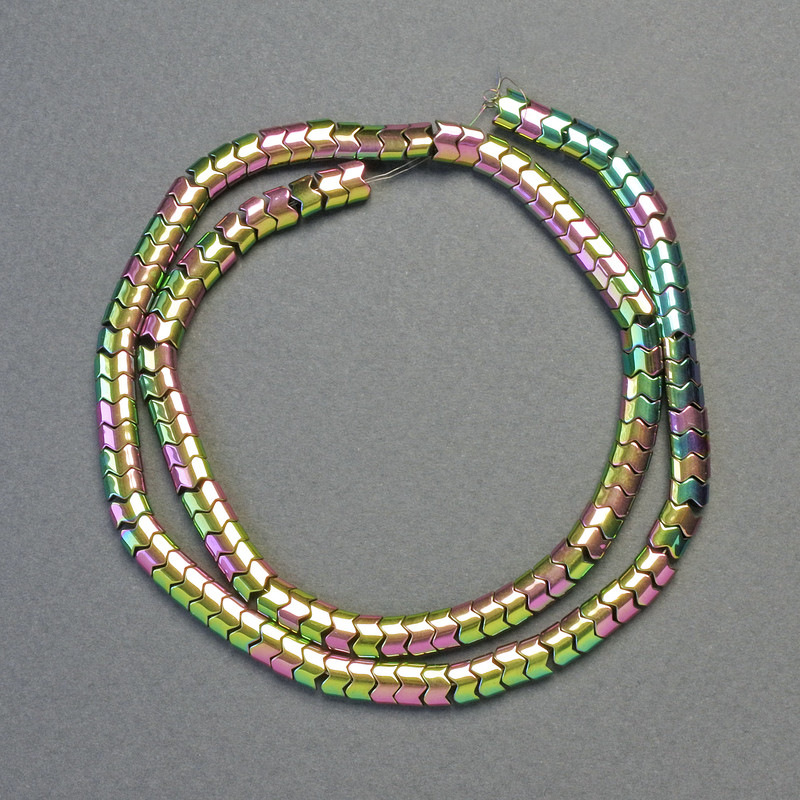 Mărgele hematit șarpe zigzag, în nuanțe curcubeu, diametrul 5x4x3 mm, lungime 41 cm