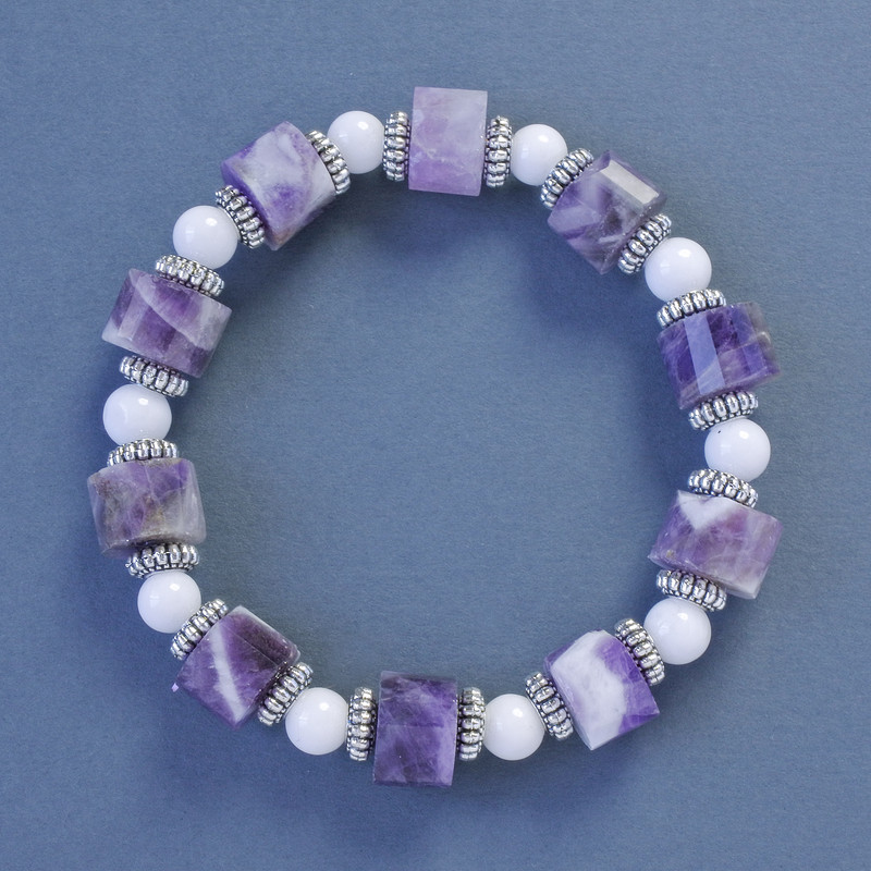 Brățară cu ametist hexagonal, diametrul 10×7 mm +/- și agat alb, diametrul 6 mm +/-, lungime 18 cm +/- pe elastic