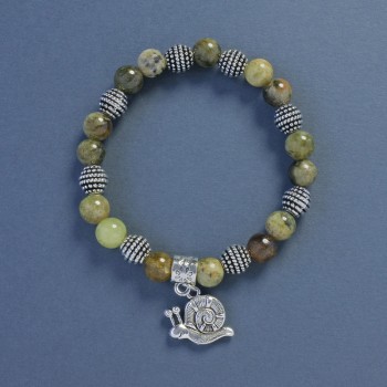 Brățară verde din granat grosular, bilă de 8 mm, lungime 18 cm, pe elastic, cu pandantiv în formă de melc