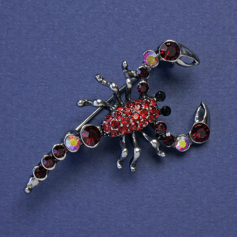 Broșă Scorpion cu cristale roșii, culoare argintie a metalului, 47×25 mm +