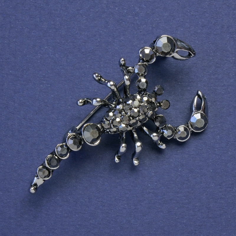 Broșă Scorpion cu strasuri negre, culoare metal argintiu, 47×25 mm +