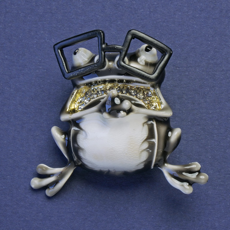 Broșă-pendentă cu broscuță în ochelari, email negru-alb, cristale gri, culoare aurie a metalului, 38×35 mm +