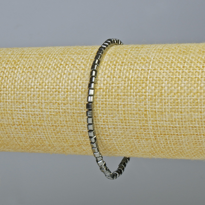 Brățară din hematit, cuburi, culoare argintiu închis, diametrul 3×3 mm, lungime 18 cm +/- (elastic)
