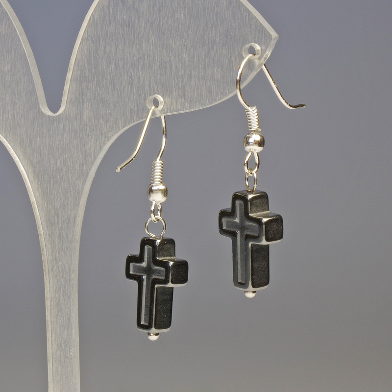 Cercei din hematit, în formă de cruciulițe negre, diametrul 10x14 mm, lungime aproximativă 3,4 cm