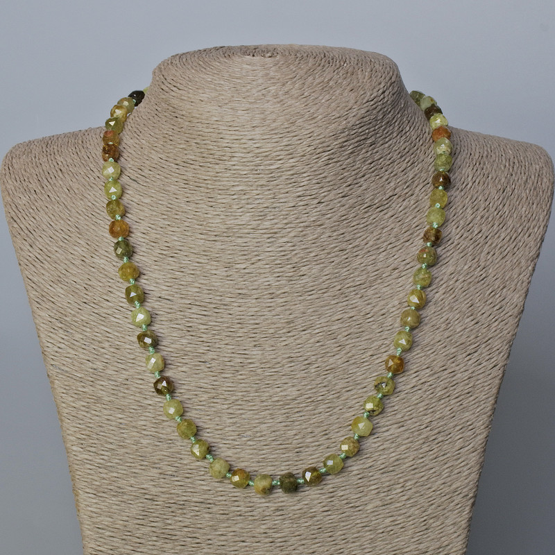 Colier din grosular verde, piatră naturală tăiată în cuburi, diametrul 6×6 mm ±, lungime 51 cm
