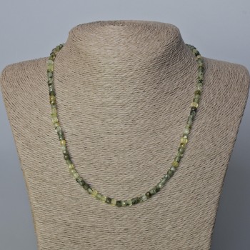 Colier din prehnit, piatră naturală, cuburi tăiate, diametrul 4×4 mm, lungime aproximativă 45 cm