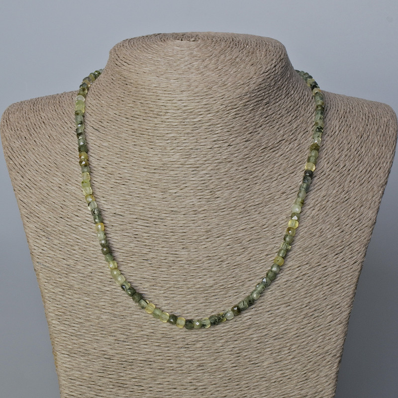 Colier din prehnit, piatră naturală, cuburi tăiate, diametrul 4×4 mm, lungime aproximativă 45 cm