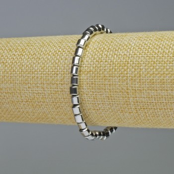 Brățară din hematit, cilindri argintii, diametru aproximativ 5×5 mm, lungime 18 cm, pe bandă elastică