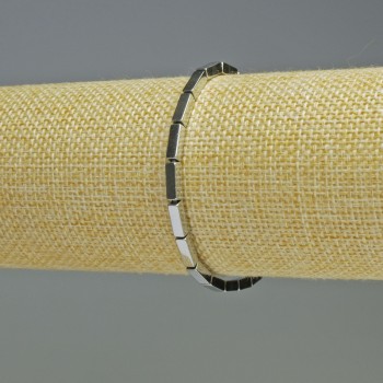 Brățară din hematit, formă dreptunghiulară, culoare argintie, dimensiuni 9x3 mm, lungime 18 cm, cu elastic