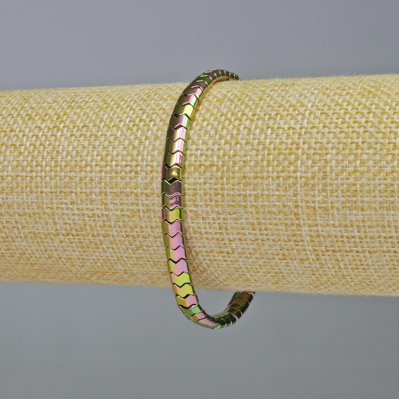 Brățară din hematit, în formă de șarpe zig-zag, cu valuri curcubeu, diametrul 5×4×3 mm, lungime aproximativă 18 cm, elastic