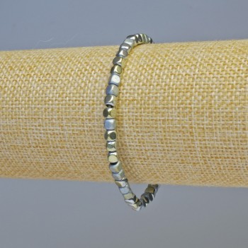 Brățară din hematit cu cuburi, culoare albastru-auriu, finisaj mat și lucios, diametrul cuburilor aproximativ 4×4 mm, lungime aproximativă 18 cm, bandă elastică